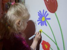 Amelka rysuje kwiaty